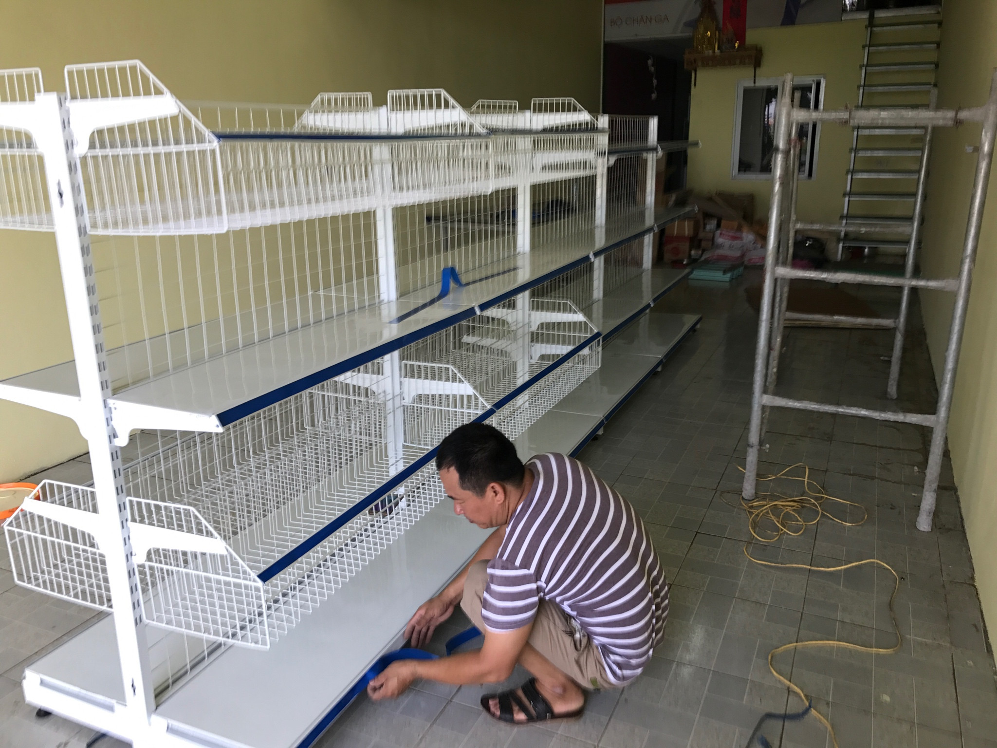 Giá kệ rổ mì siêu thị 