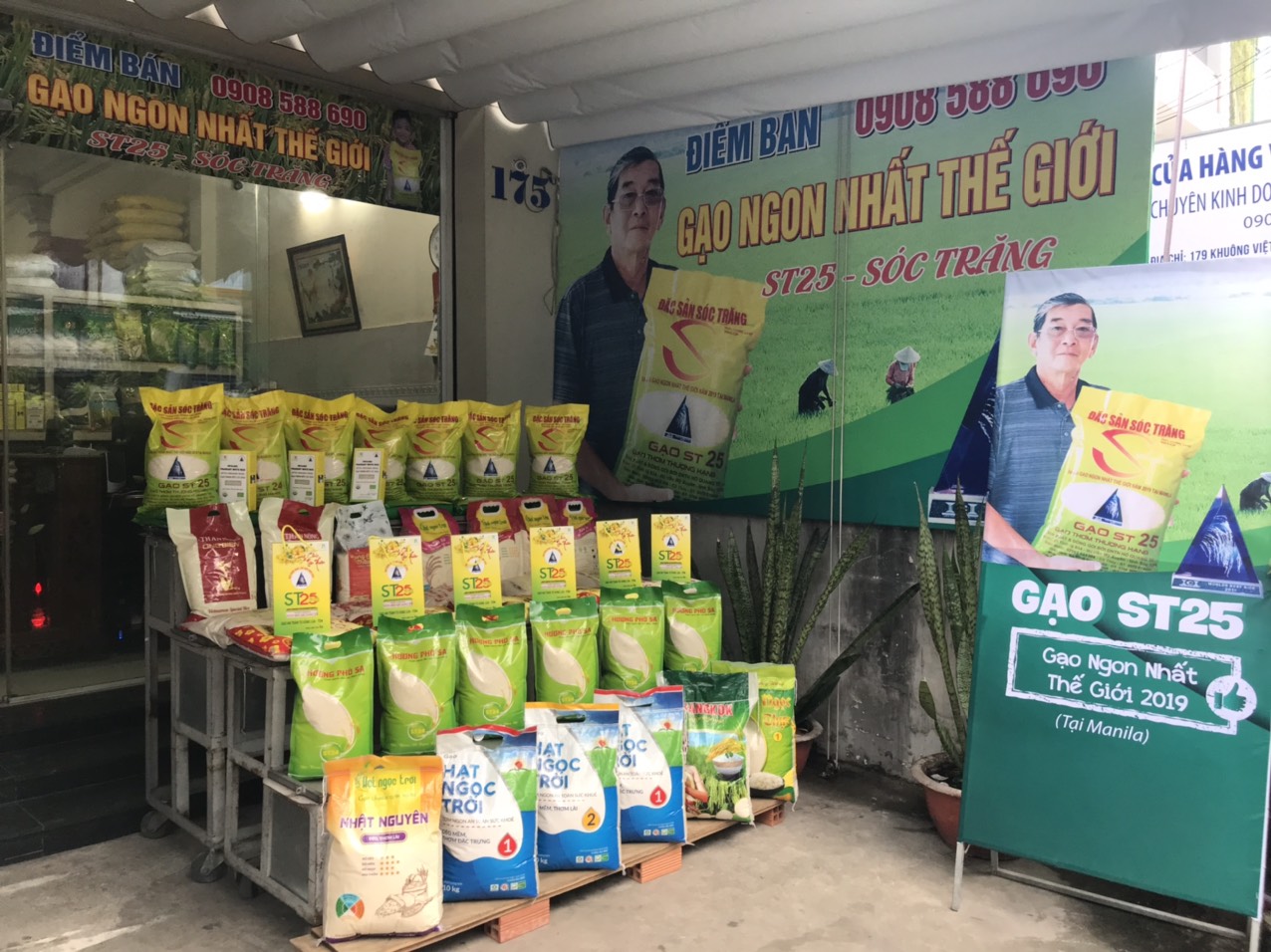 Mẫu kệ trưng bày gạo bền đẹp cho cửa hàng siêu thị giá tốt