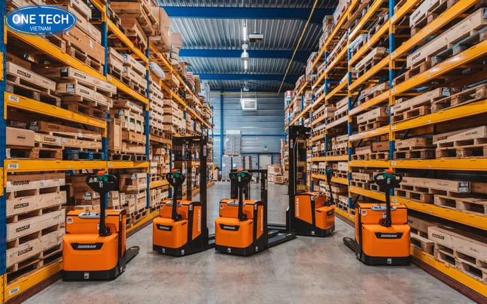 Sắp xếp phụ kiện và hàng hóa lên kệ 